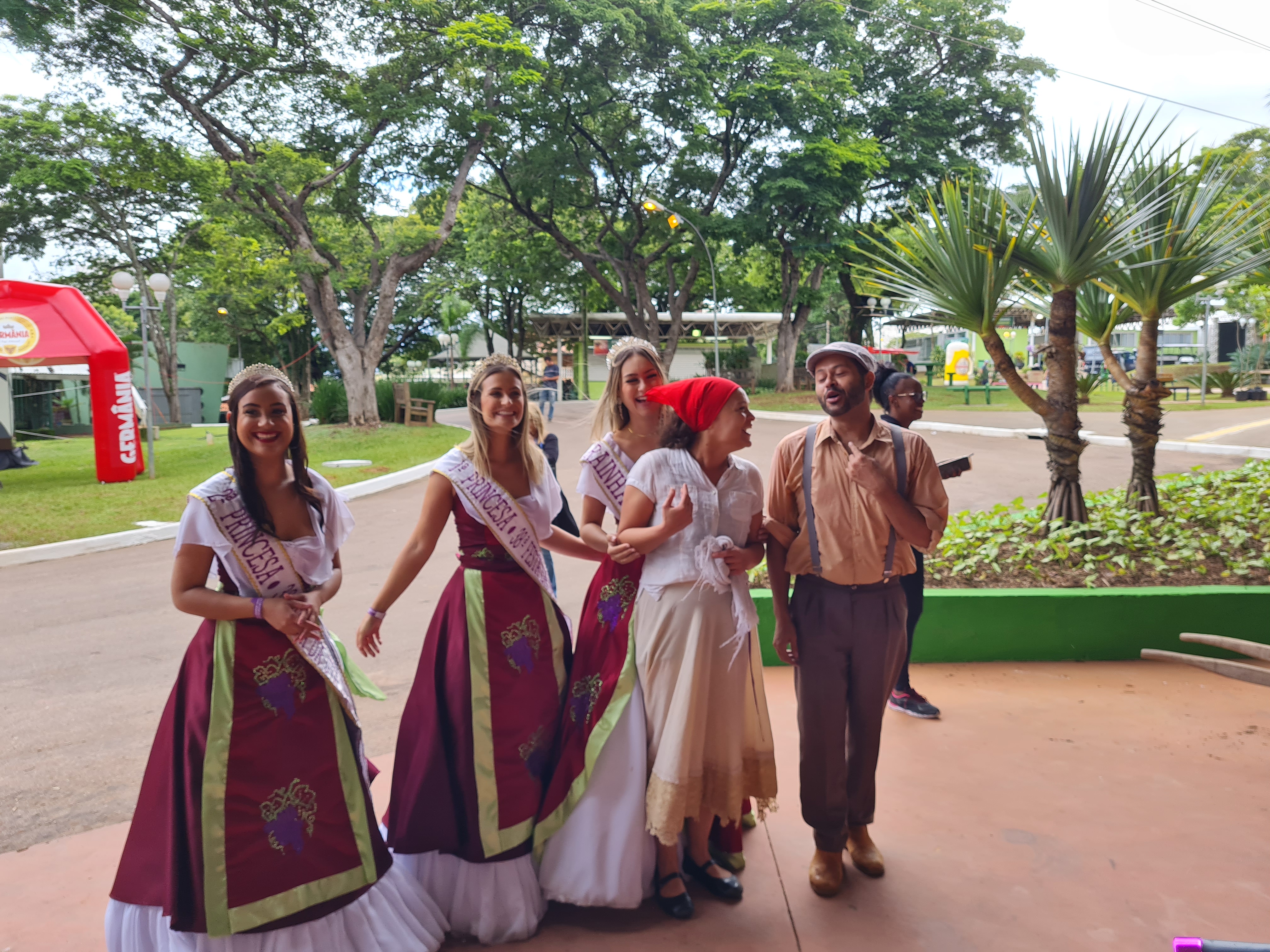 Rainha e princesas ao lado dos atores que interpretam os colonos. Foto: Isabela Frasinelli/iG