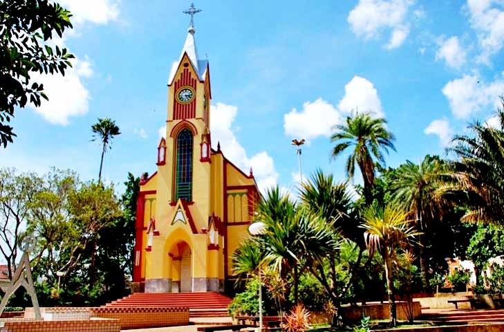 Na arquitetura do município, destaca-se o da Igreja Matriz São José, de traços góticos, com vitrais e altares majestosos. 
 Reprodução: Flipar