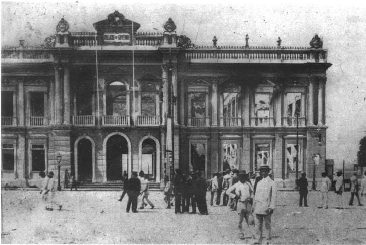 O bairro era o centro político, econômico e cultural da cidade, e abrigava os edifícios mais importantes, como o Palácio do Governo (foto) e a Igreja da Sé. Reprodução: Flipar