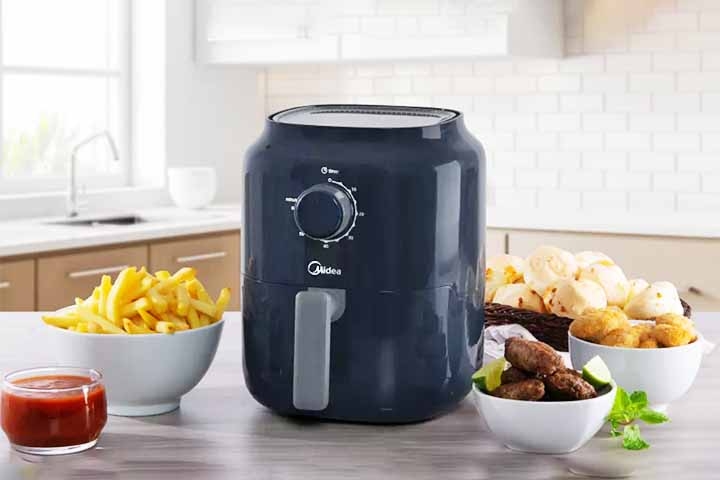 Após a limpeza, enxágue bem e seque o cesto naturalmente ou com um pano seco. Para limpar a parte externa da air fryer, utilize um pano úmido com detergente e finalize com um pano seco. Reprodução: Flipar