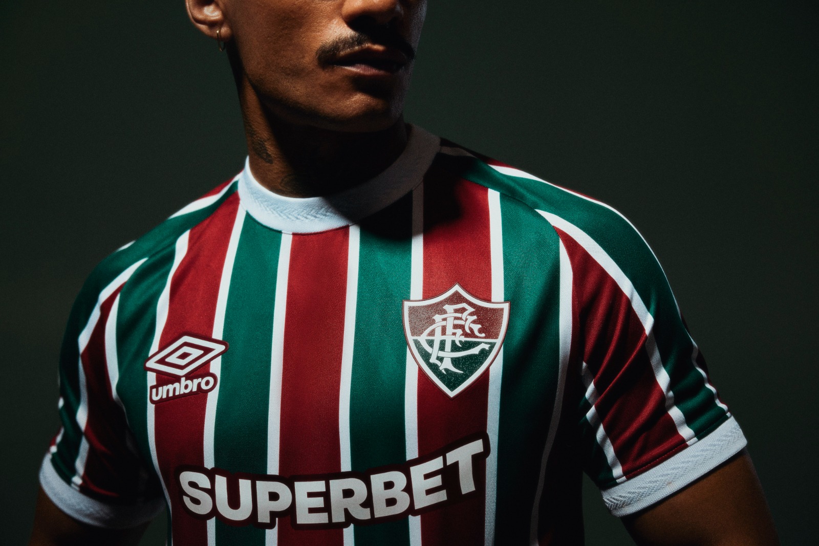 O modelo conta com uma gola careca diferenciada, com reforço tecidual e detalhes bordados.. Foto: Divulgação/Umbro