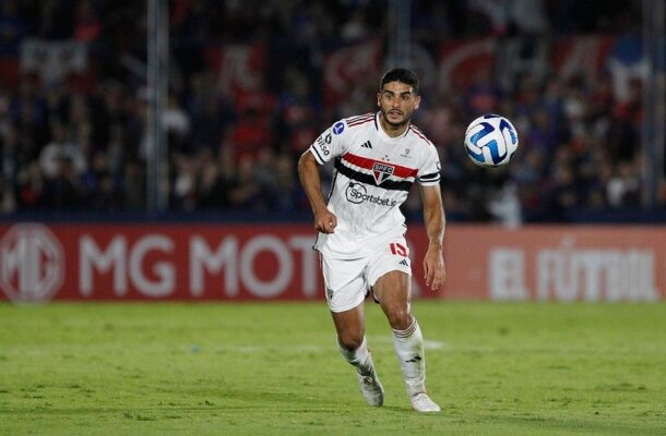 MICHEL ARAÚJO - Outro que aproveitou os minutos em campo na segunda etapa. Construiu ótima jogada que por pouco não definiu o clássico. Na ocasião, recebeu lançamento, avançou e serviu Welington, que finalizou para fora. NOTA 6,5 - FOTO: Rubens Chiri / saopaulofc.net  Reprodução: Jogada10