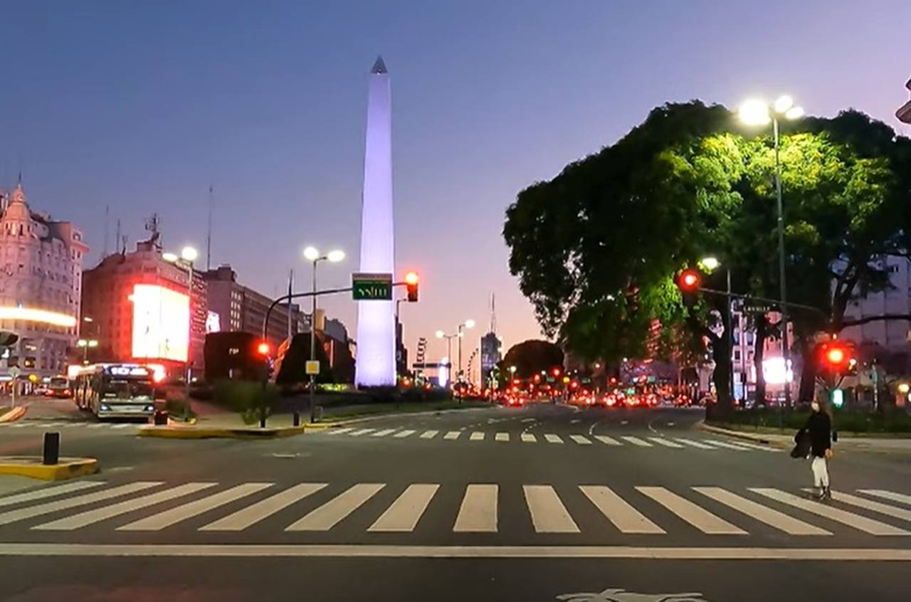 Avenida 9 de Julio - Considerada uma das avenidas mais largas do mundo, a Avenida 9 de Julio foi inaugurada em 1937. É um símbolo da modernização da cidade e abriga importantes marcos como o Obelisco e o Teatro Colón. Reprodução: Flipar