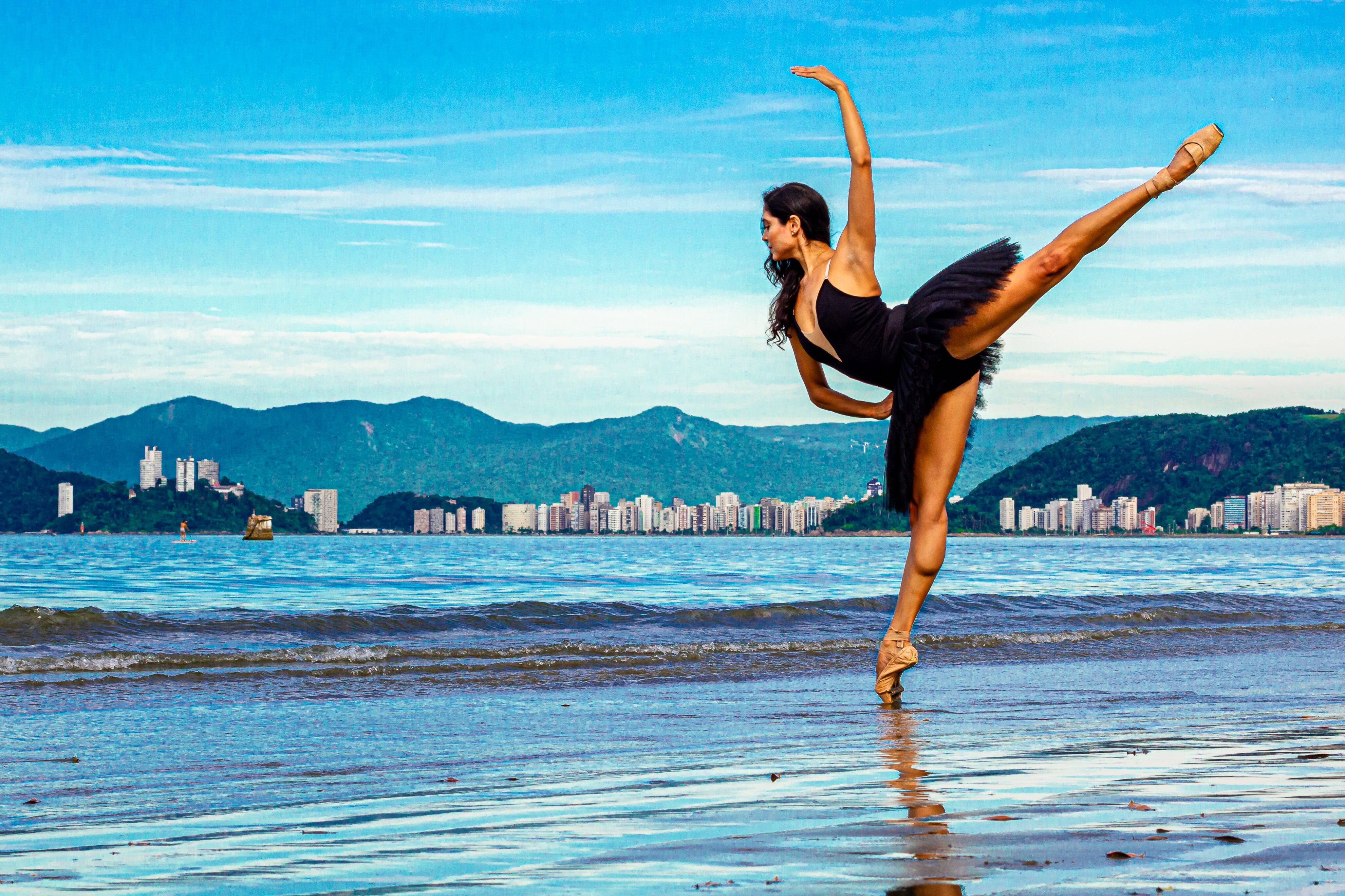 Bailarina na praia de Santos. Foto: Reprodução/Clica e Respira