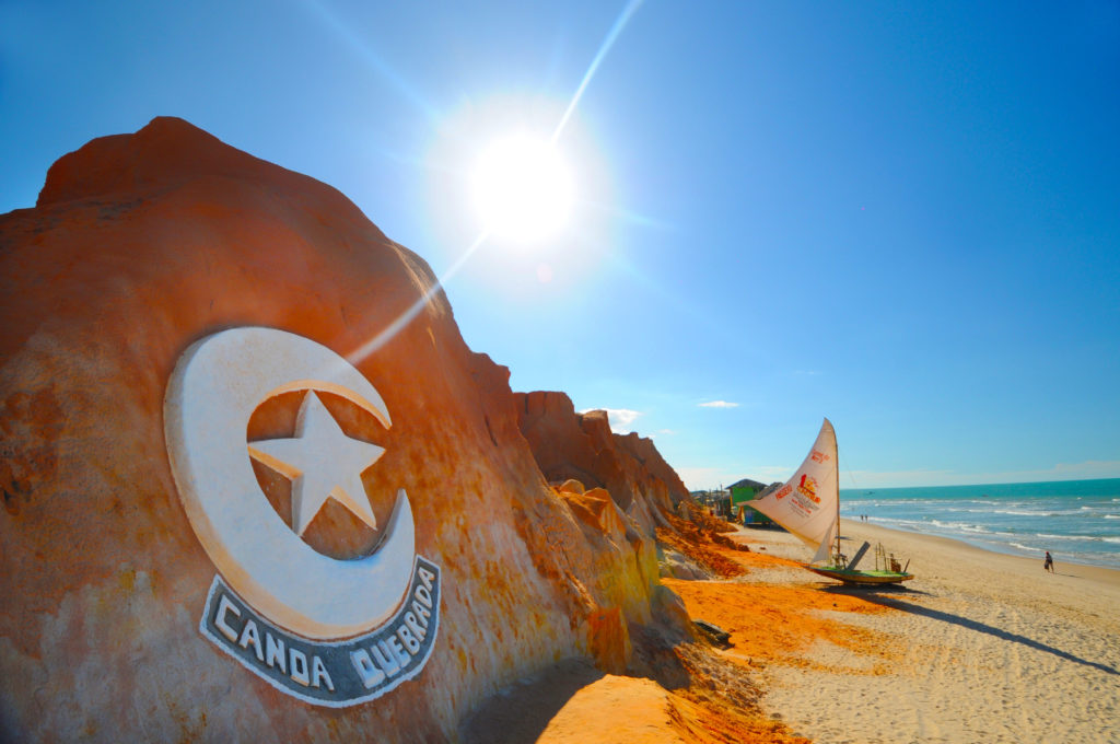 Conhecida por suas falésias coloridas, Canoa Quebrada, no Ceará, é uma praia com uma atmosfera boêmia e relaxante. Reprodução/Wowtickets.com