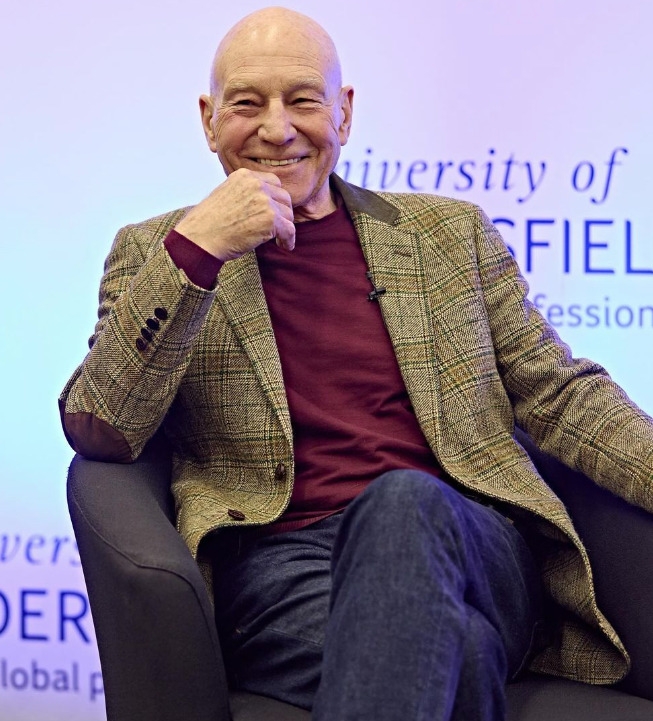 Patrick Stewart completou 84 anos em 13/7. Nascido em Yorkshire, na Inglaterra, ele é um dos atores mais respeitados do Reino Unido.  E um dos poucos com o título de Sir, concedido pela Coroa Britânica. Stewart recebeu a honraria das mãos da Rainha Elizabeth em 2010. Reprodução: Flipar