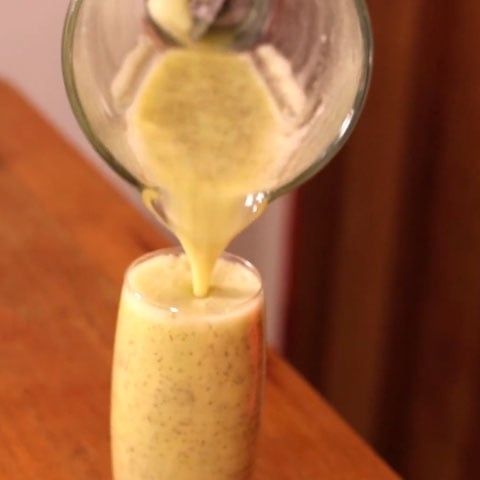 Maracujá: Rico em substâncias calmantes, como a passiflorina, o maracujá é ideal para aliviar o estresse e promover uma noite tranquila. Tanto o suco quanto o chá das folhas podem ser consumidos à noite. Reprodução: Flipar