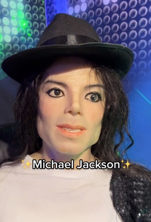 E Michael Jackson? Tá muito inchado de botox ou é implicância nossa?  Reprodução: Flipar