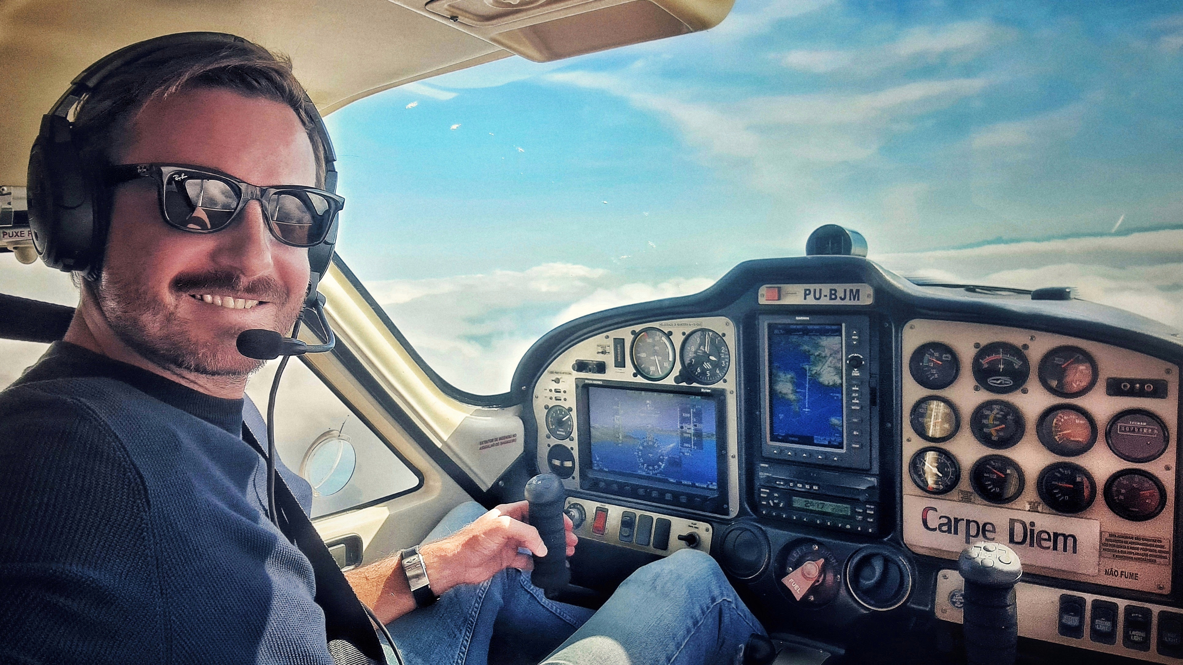 Max Fercondini pilotando avião. Foto: Acervo pessoal