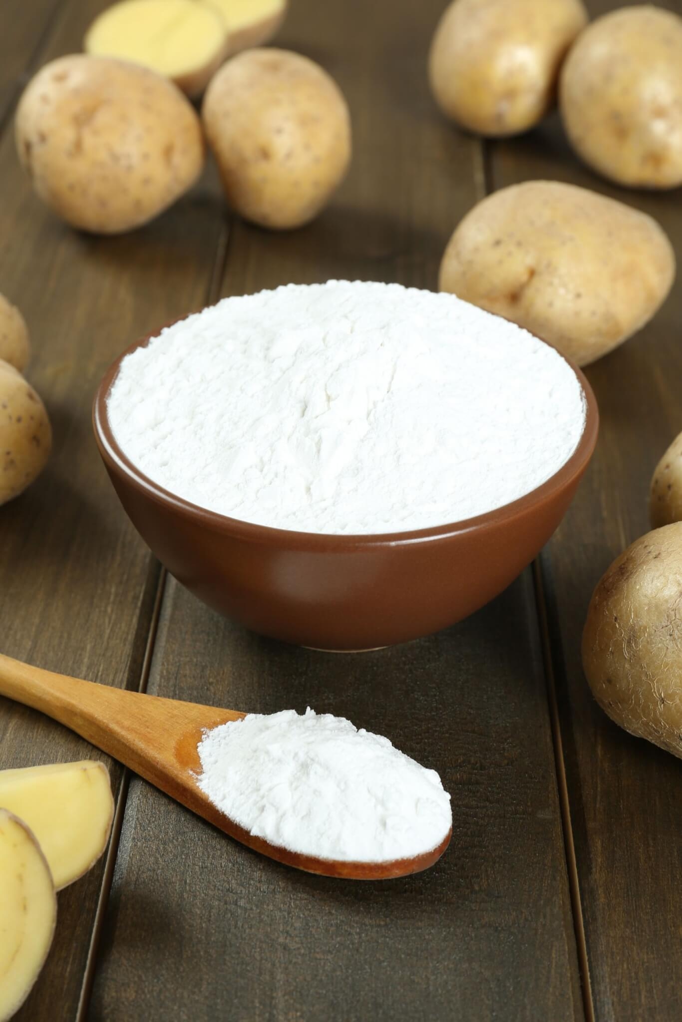 8. Fécula de batata A fécula de batata pode ser usada em preparações sem glúten, pois age como estabilizante e agente ligante. Além disso, por não ter um sabor dominante e ter baixa caloria, é adequada para o uso em receitas doces e salgadas, especialmente em pratos saudáveis. Reprodução: EdiCase