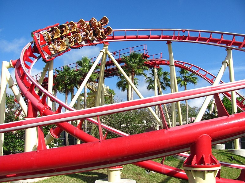 A montanha-russa Hollywood Rip Ride Rockit, no parque de diversões Universal Studios Florida, será desativada em setembro de 2025.  Reprodução: Flipar