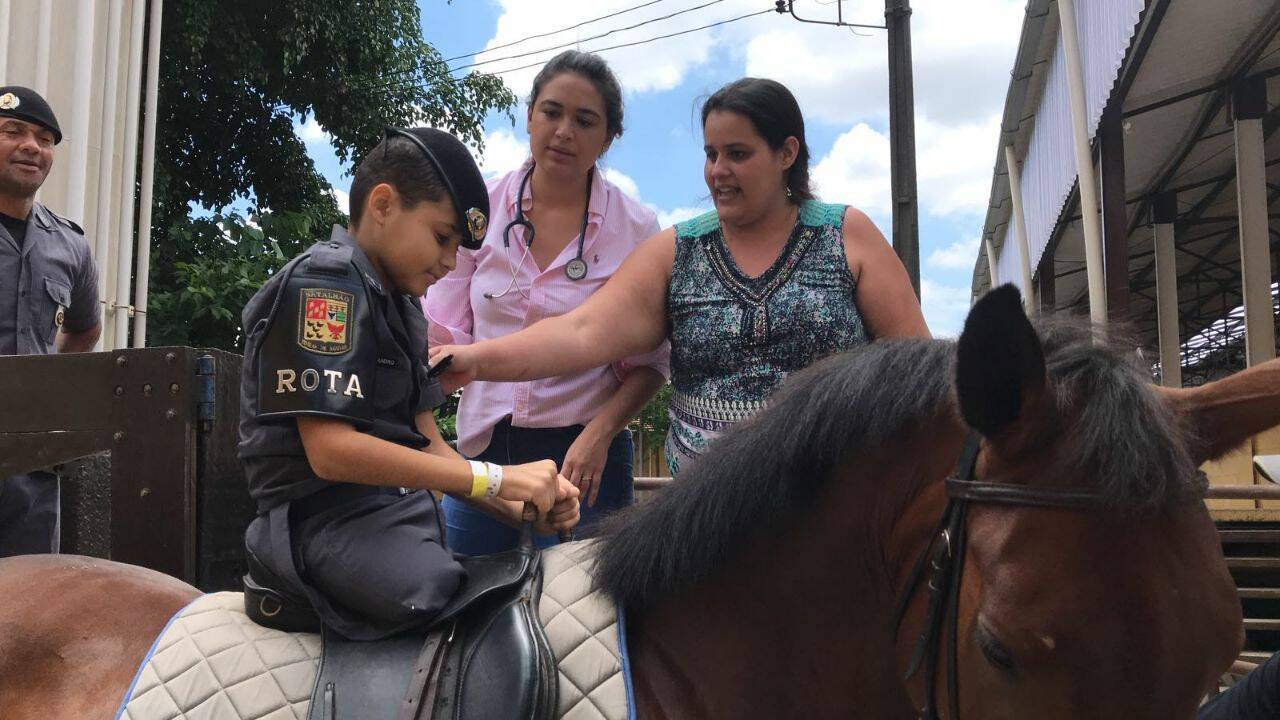 Visita do menino Alexsandro ao Regimento 9 de Julho da Cavalaria da Polícia Militar de SP. Foto: Divulgação/Polícia Militar