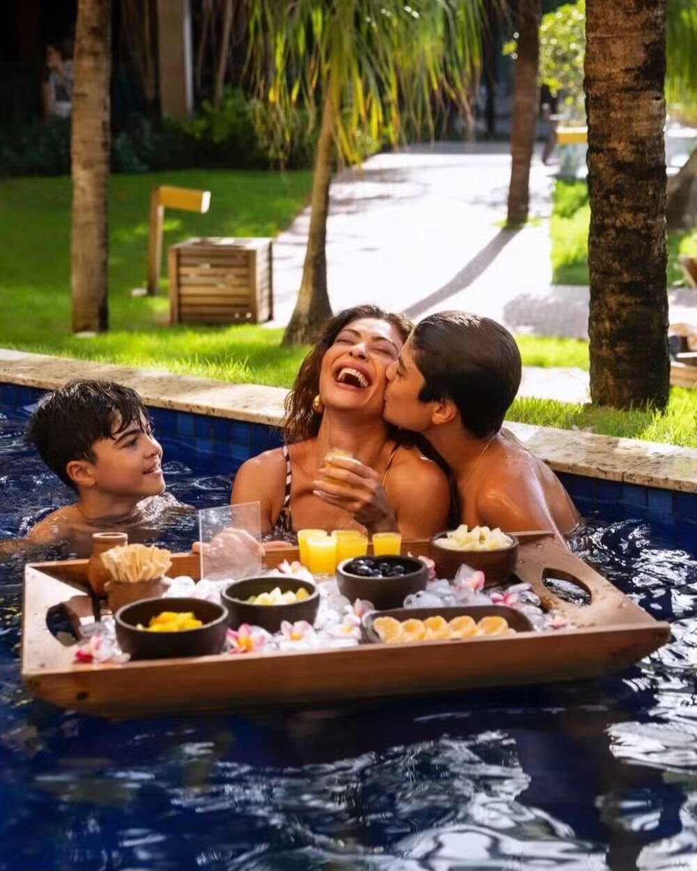 Juliana Paes curte piscina em família Reprodução Instagram - 18.7.2024