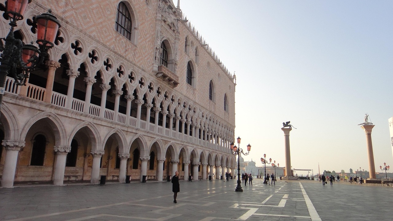 Praça de São Marcos – Veneza, Itália - Fundada no século IX, é famosa pela Basílica de São Marcos e pelo Campanário. Sua beleza reside na arquitetura bizantina e na atmosfera única à beira dos canais. É um dos pontos turísticos mais visitados da Itália. Reprodução: Flipar