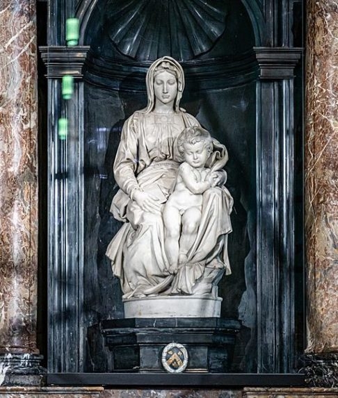Um exemplo desses é a escultura de mármore Madona de Bruges, que mostra a Virgem Maria com o Menino Jesus, criada pelo artista italiano Michelangelo. Reprodução: Flipar