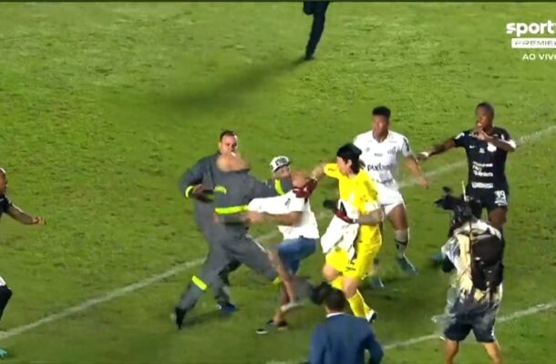 No ano passado, em jogo da Copa do Brasil, torcedores já tinham invadido o campo para agredir o goleiro Cássio. O Peixe tinha sido goleado por 4 a 0 na ida e foi eliminado. - Foto: Reprodução