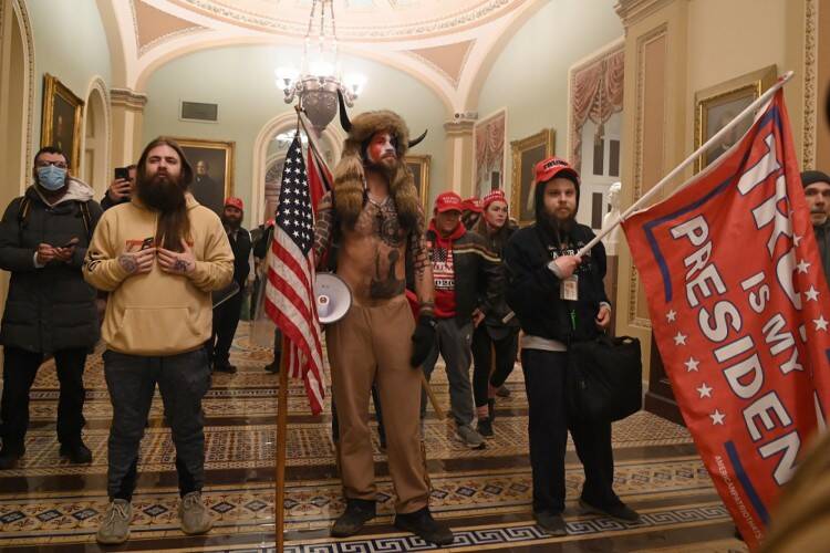 Apoiadores de Trump protestam contra o resultado da vitória de Joe Biden nas eleições de novembro. Foto: Saul Loeb/Reprodução