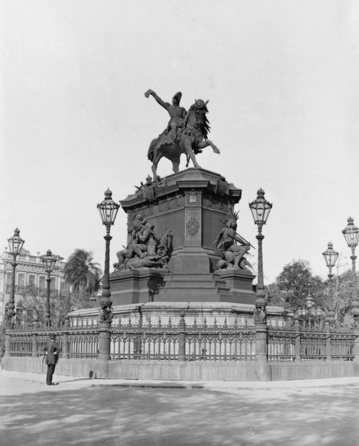 Mas a estátua situada no meio da praça não é de Tiradentes, e sim de Dom Pedro I. Na foto, o monumento na época em que a área se chamou Largo do Rocio.  Reprodução: Flipar