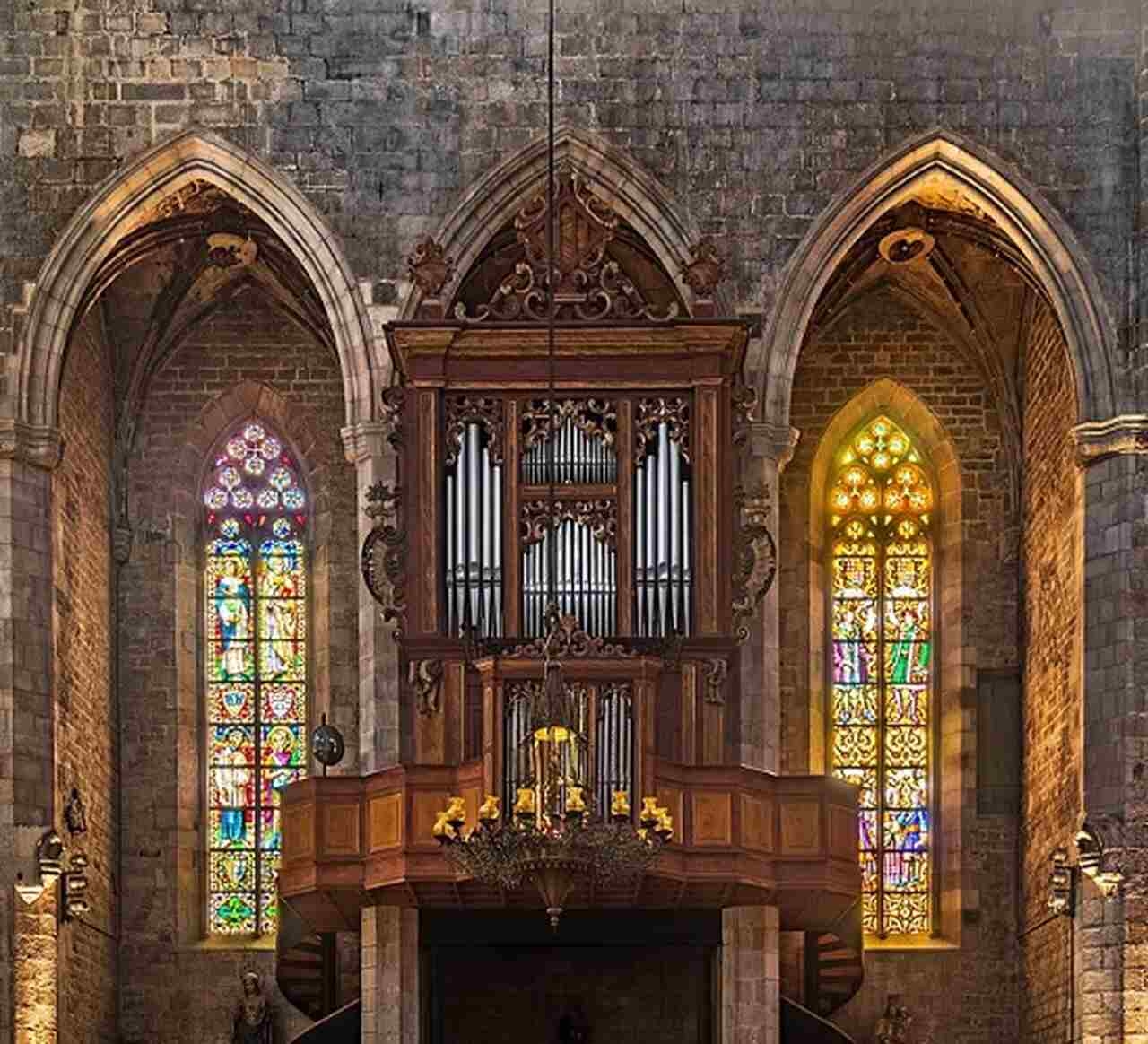 Basílica de Santa Maria del Mar - Concluída em 1383, a Basílica de Santa Maria del Mar é um exemplo impressionante do gótico catalão. Localizada no bairro de La Ribera, é conhecida por sua estrutura esbelta e interiores simples, mas majestosos. Reprodução: Flipar