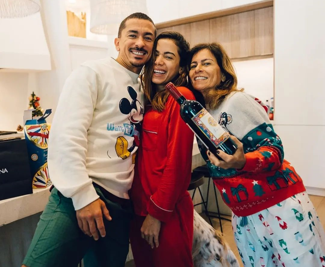 Anitta posa para foto com mãe. irmão Reprodução/Instagram