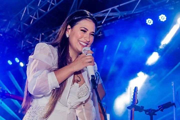 Mesmo em meio a uma série de boatos envolvendo desentendimentos com a irmã, Simone seguiu fazendo sucesso com a carreira solo. Reprodução: Flipar