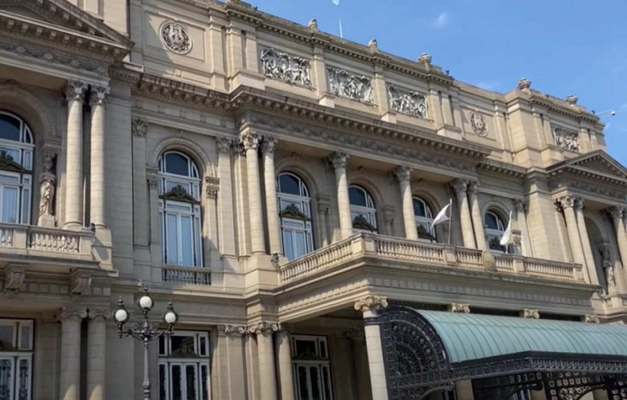 Teatro Colón - Considerado um dos melhores teatros de ópera do mundo, o Teatro Colón foi inaugurado em 1908. Sua acústica impecável e sua arquitetura neoclássica e renascentista fazem dele um ícone cultural. Reprodução: Flipar