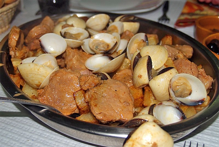 Outra carne que é fonte de ferro heme é a de porco, sobretudo nos cortes magros. Sendo assim, ela é rica em proteínas, vitaminas do complexo B, aminoácidos e minerais como fósforo, potássio, zinco e selênio. Reprodução: Flipar