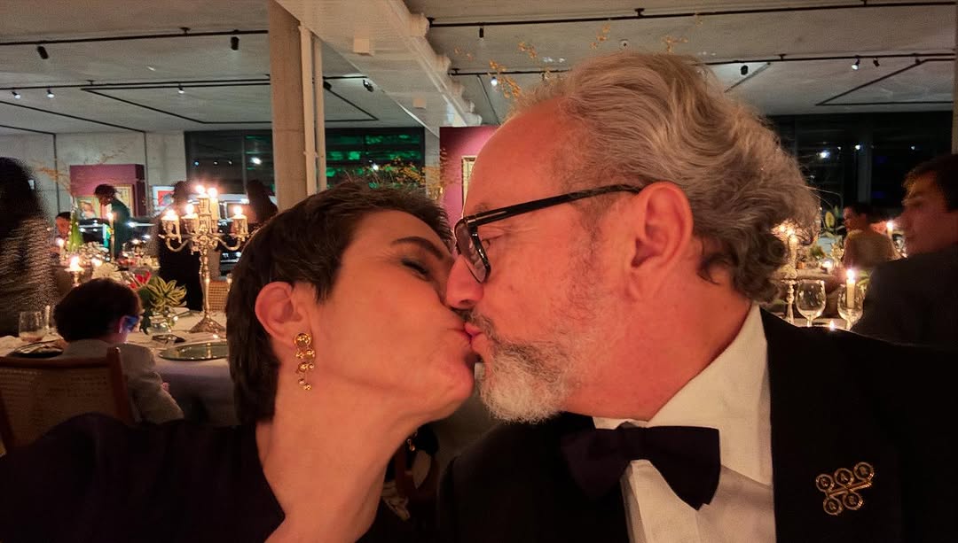 Sandra Annenberg e Ernesto Paglia trocam beijos em evento. Foto: Reprodução Instagram - 9.4.2025
