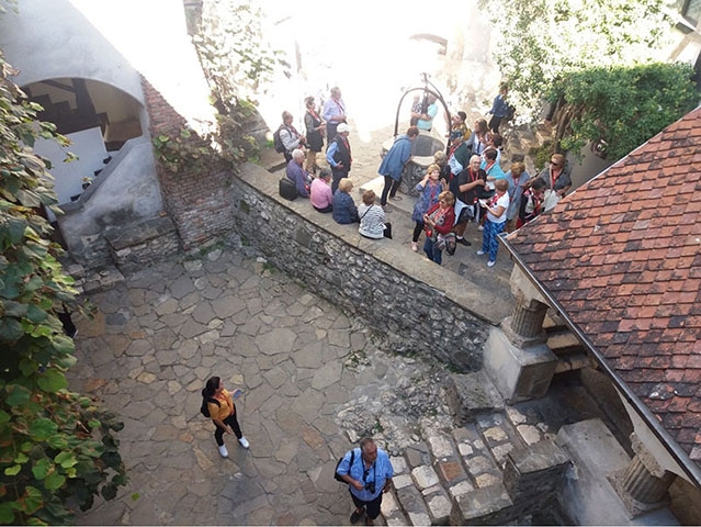 Curiosamente, os romenos não gostam muito de associar o Castelo de Bran à lenda de Drácula, pois acham que o local tem uma relevância histórica que deve ser a prioridade para o país. Assim, eles preferem destacar a importância da construção para a memória cultural da Romênia e não a visão folclórica de um autor estrangeiro Reprodução: Flipar