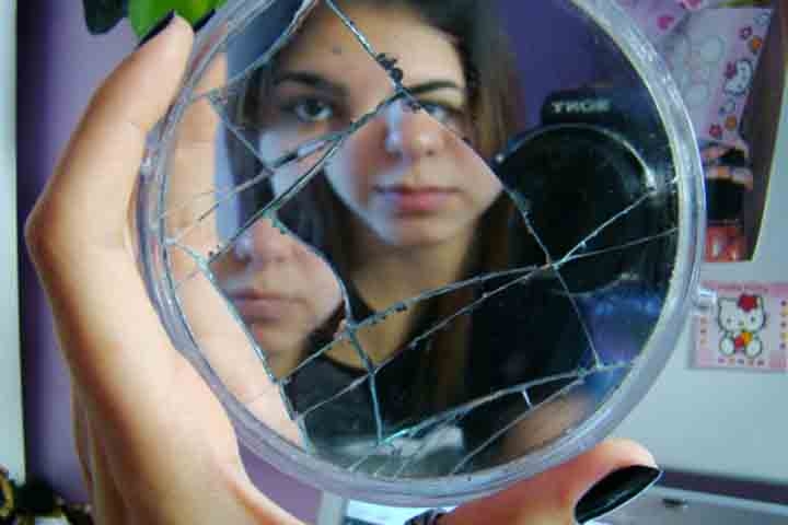 Quebrar o espelho - Essa superstição é tradicional, todo brasileiro conhece. Ela diz que um espelho quebrado resulta em sete anos de azar. 
 Reprodução: Flipar