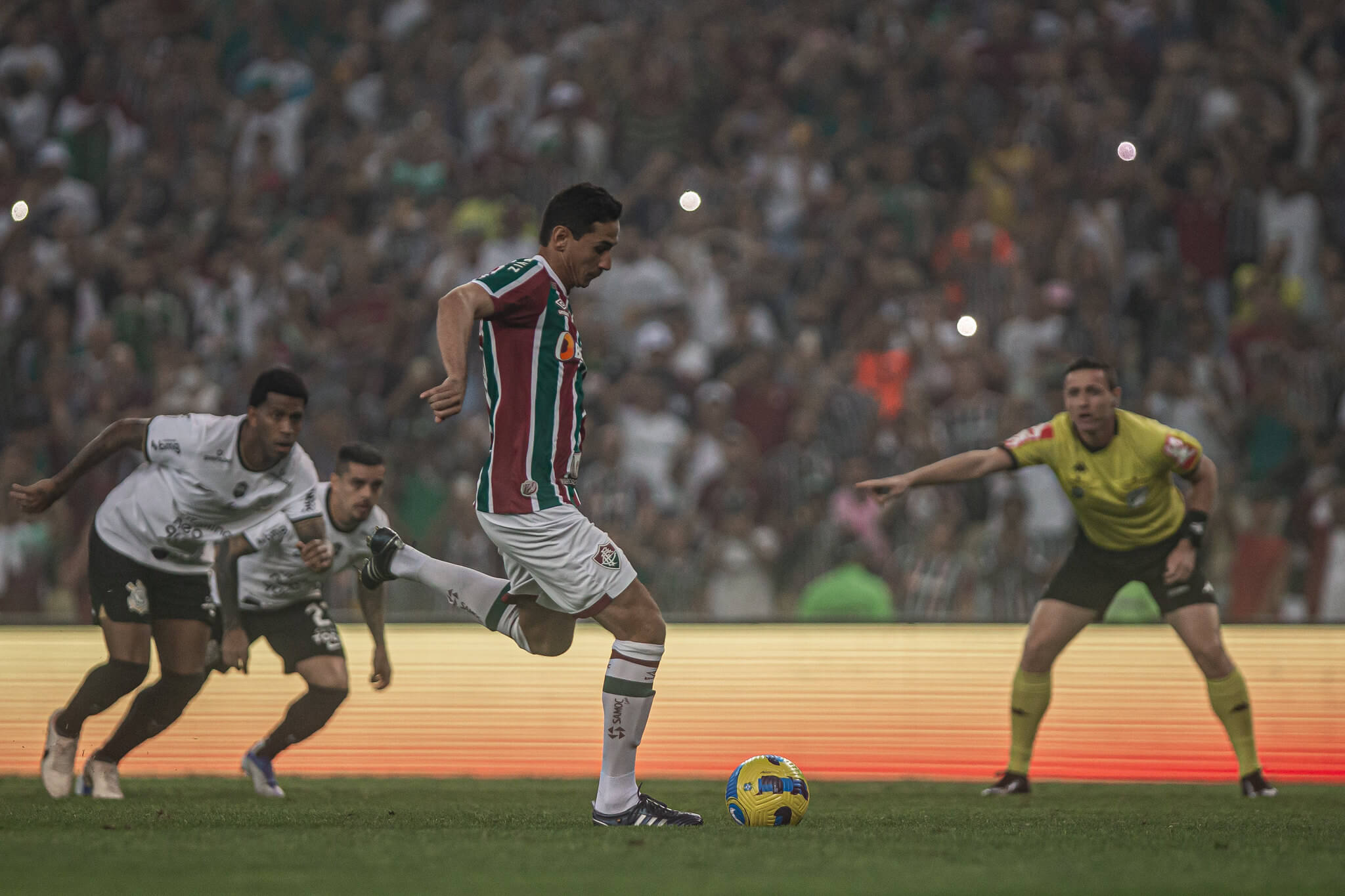 Fluminense e Corinthians realizam jogo de trocação em empate