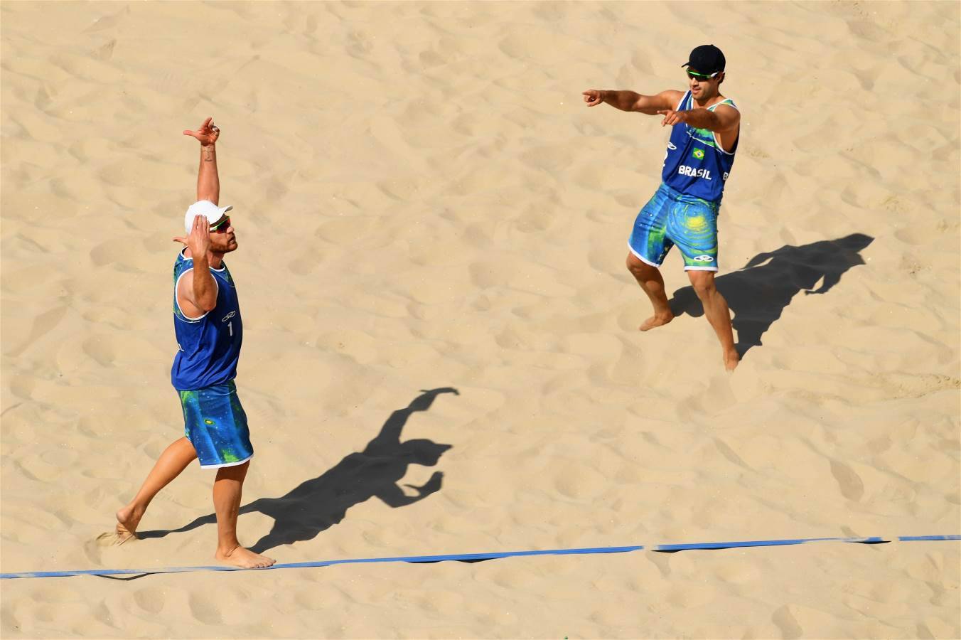 Alison e Bruno Schimidt vencem canadenses por 2 sets a 0 na estreia do vôlei de praia. Foto: Divulgação Rio 2016