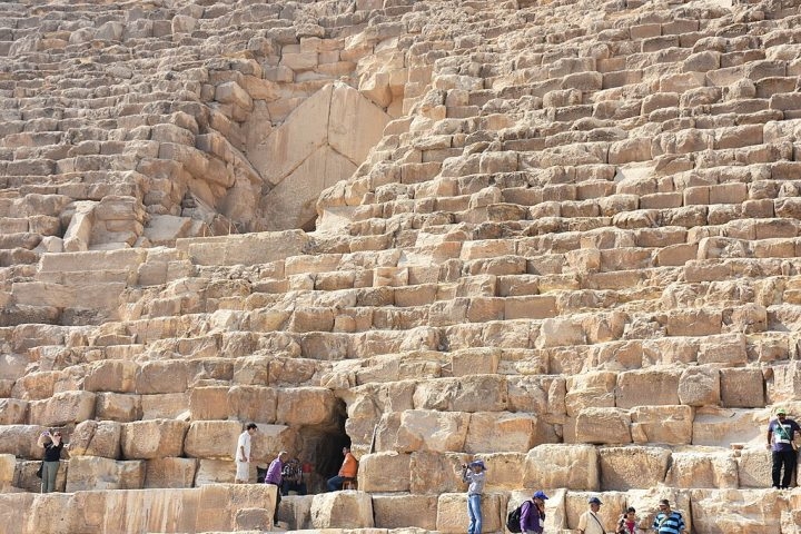 Formada por mais de dois milhões de blocos de pedra, a Pirâmide de Quéops tem uma base de 230 metros. Patrimônio Mundial da Unesco, foi a estrutura mais alta do mundo por mais de 3 mil anos — chega a 146 metros de altura. Reprodução: Flipar