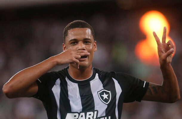 JANDERSON - Teve uma boa chance e, de cabeça, jogou fora. Ao menos, tentou alguns lances - NOTA: 5,5 - Foto: Vitor Silva/Botafogo
