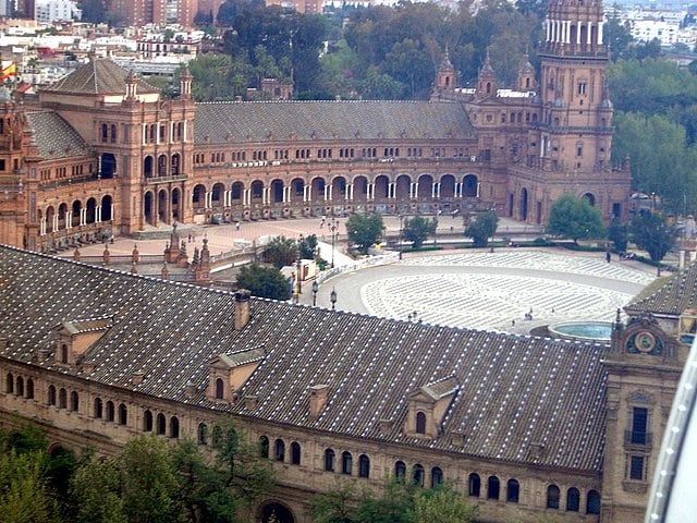 A praça é um dos locais mais importantes na cultura local, palco de espetáculos e desfiles de moda a céu aberto.  Sevilha é a terceira cidade mais visitada da Espanha. Reprodução: Flipar