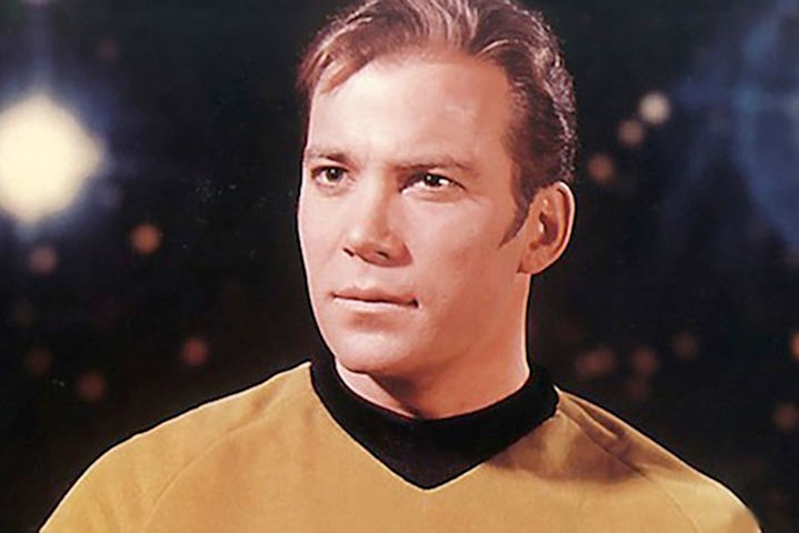 Shatner também é músico. Seu maior papel é o capitão James T. Kirk, da nave Enterprise na saga Star Trek. Em 2021, ele fez viagem curta ao espaço na nave da Blue Origin.  Reprodução: Flipar