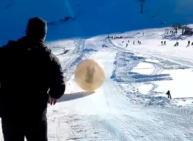 Esse tipo de entretenimento causou uma tragédia na Rússia em 2013, quando um turista rolou pela montanha de neve dentro de uma bolha. Reprodução: Flipar