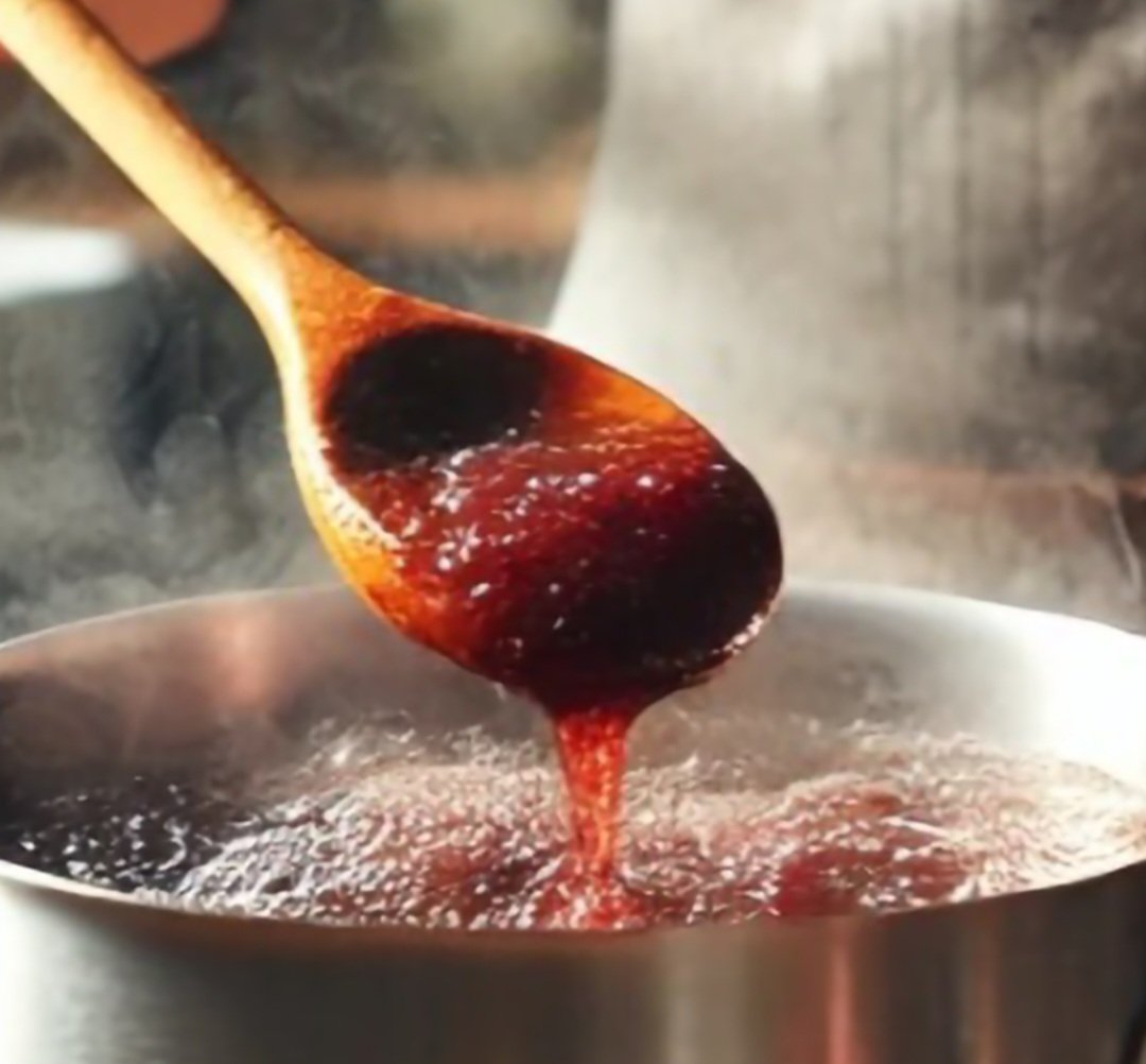 Durante o preparo, não esqueça de testar o ponto da geleia. Depois de mexer com a colher grande, na panela,  coloque uma colher de chá de geleia em um prato gelado. Assim, se a mistura formar rugas quando empurrada, isso significa que ela está pronta. Reprodução: Flipar