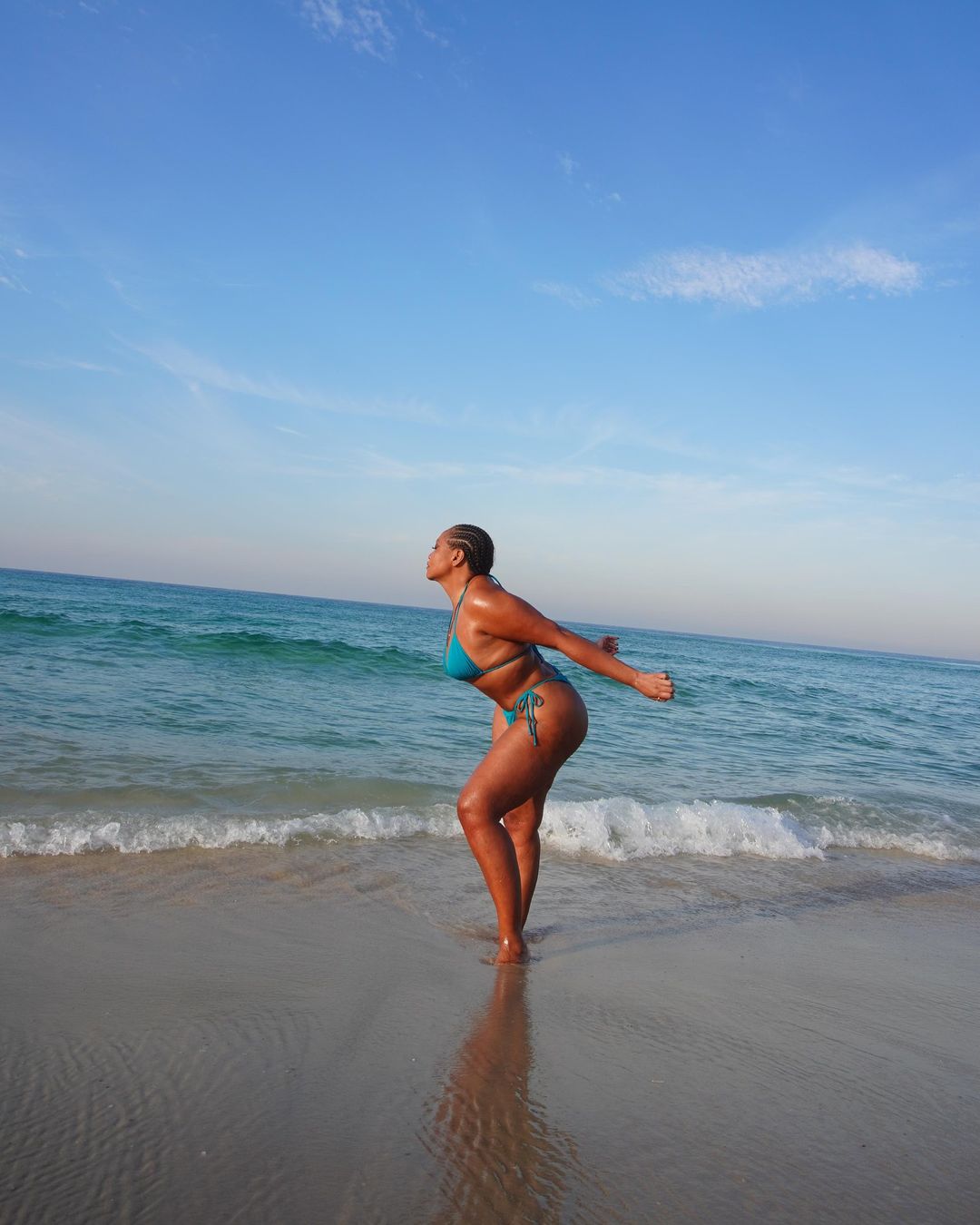 Gaby Amarantos posa de biquini em praia Reprodução/Instagram