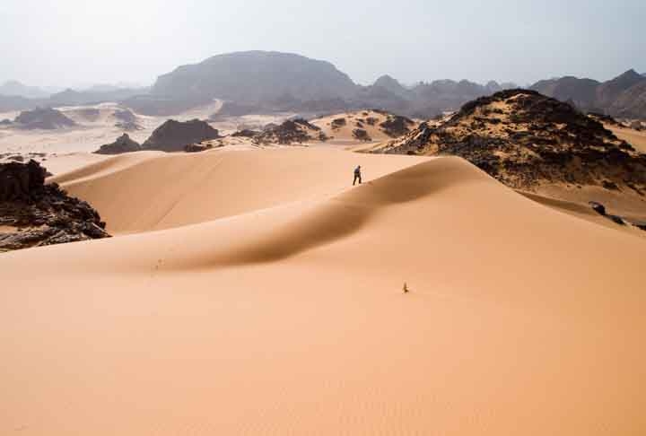 O Deserto do Kalahari é localizado na região sul da África, sendo o segundo maior do continente africano e o quinto maior do mundo, com cerca de 930 mil km², ocupando parte do território de África do Sul, Namíbia, Angola, Zâmbia e Botsuana. Conhecido também como Calaari, seu nome advém da palavra kgalagadi, que significa “grande sede”. Reprodução: Flipar