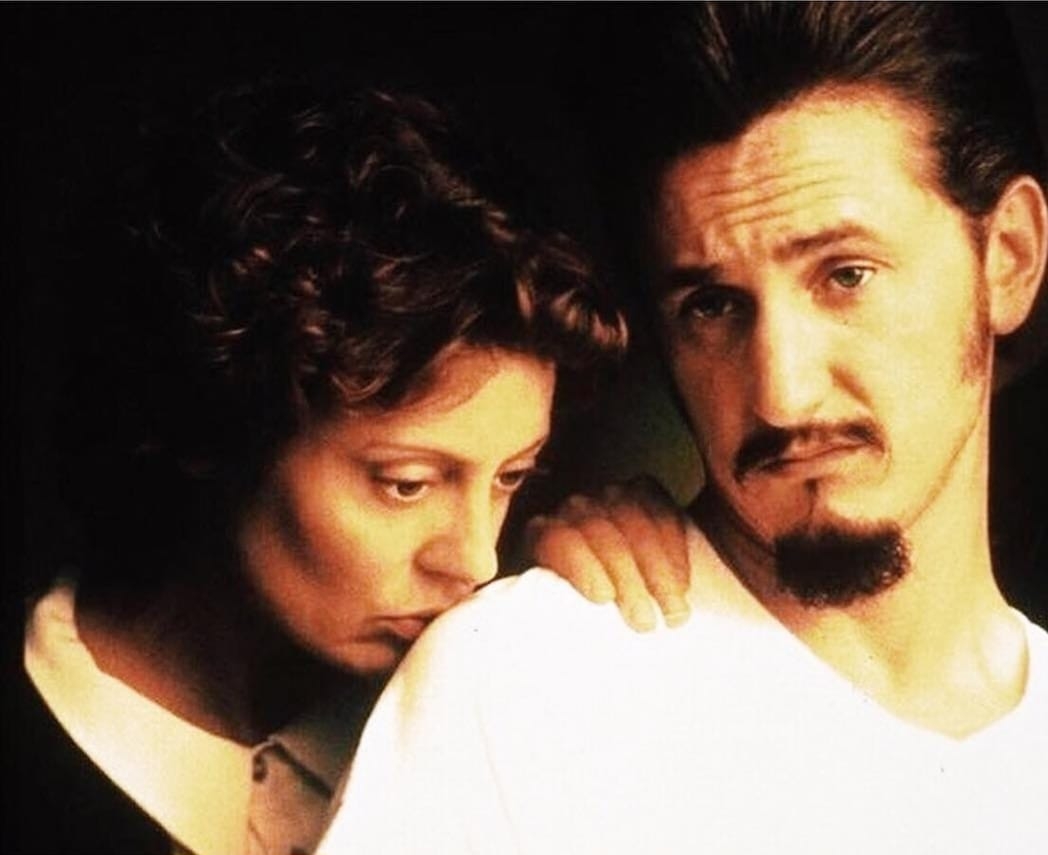 O longa acompanha a Irmã Helen Prejean, uma freira católica que se torna a guia espiritual de Matthew Poncelet, interpretado por Sean Penn, um preso condenado à morte. Ela o visita regularmente e luta para evitar sua execução e acabam por desenvolver uma relação complexa.
 Reprodução: Flipar