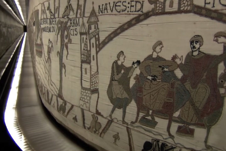 A Tapeçaria de Bayeux, frequentemente considerada a obra de arte medieval mais famosa do mundo, é uma representação detalhada dos eventos que levaram à conquista normanda da Inglaterra em 1066, mas também é cercada por mistérios, incluindo a identidade de seu criador. 
