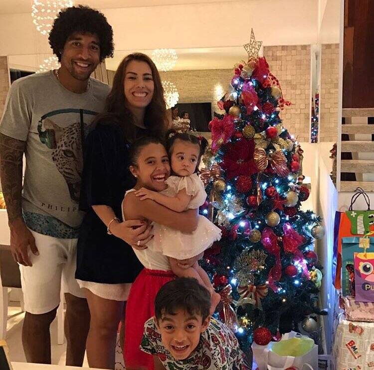 "Eu desejo um Feliz Natal a todos vocês com muita paz, saúde e muitos sorrisos para alegrar todas as suas vidas.", disse o zagueiro Dante com a família. Foto: Reprodução/Instagram