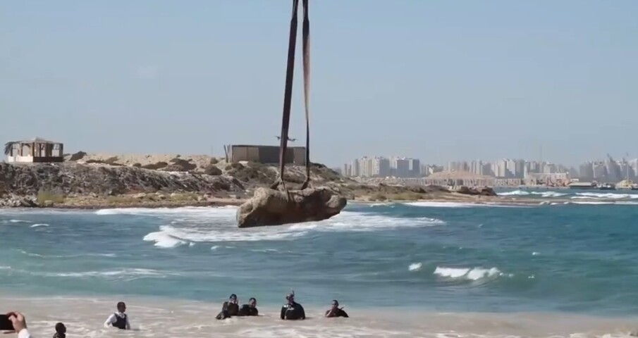 Uma descoberta submersa no Mediterrâneo voltou a colocar o Farol de Alexandria - uma das Sete Maravilhas do Mundo Antigo - no centro das atenções. Afinal, arqueólogos identificaram grandes blocos de pedra que pertenciam à entrada monumental da antiga torre. Reprodução: Flipar