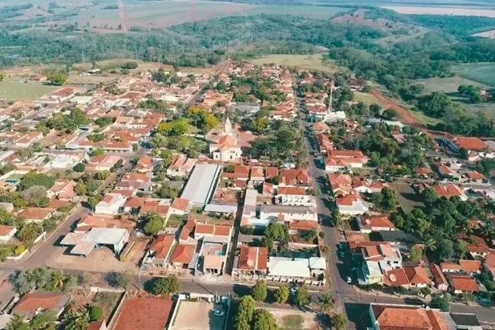 Uma curiosidade sobre Gavião Peixoto é que a cidade recebeu imigrantes fugidos da Revolução Russa de 1917 – vestígios ainda existem em um cemitério com inscrições em russo. Reprodução: Flipar