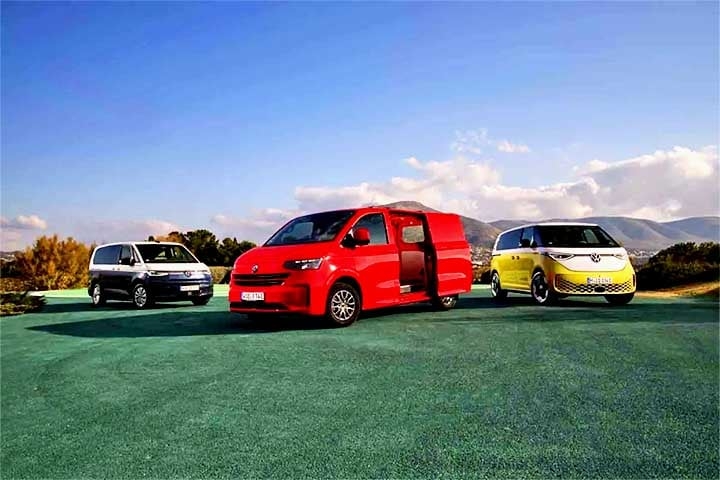 Em março de 2025, a Volkswagen celebrou os 75 anos da Kombi. Atualmente em sua sétima geração, o modelo permanece em produção e ganhou uma herdeira elétrica, a ID.Buzz, que carrega para o futuro o legado da “Velha Senhora”.
 Reprodução: Flipar