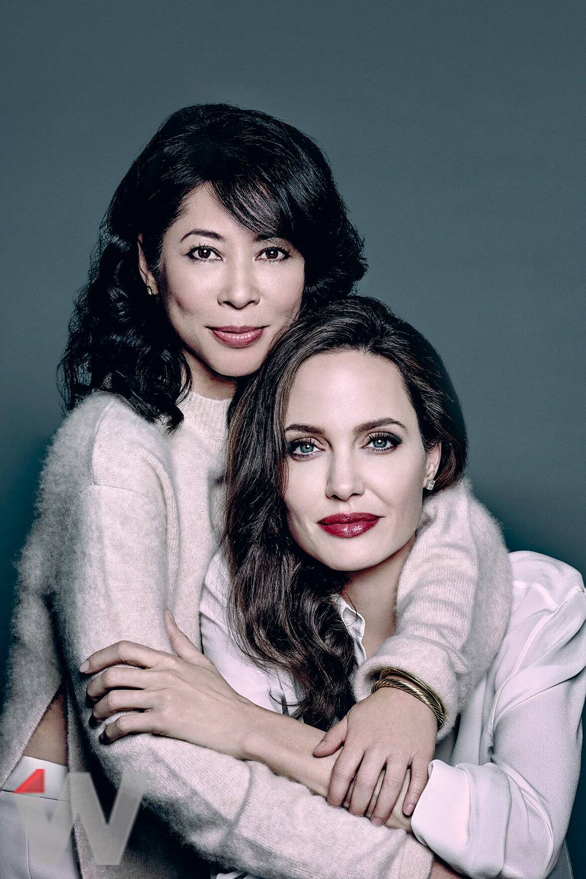 As melhores fotos de famosos de 2017: Angelina Jolie e Loung Ung, de ''First They Killed My Father''. Foto: Reprodução/The Wrap
