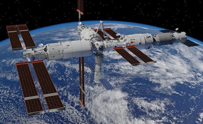 A estação opera em órbita terrestre baixa, a uma altitude de aproximadamente 340 a 450 km, e é projetada para acomodar até três astronautas por longos períodos. Reprodução: Flipar