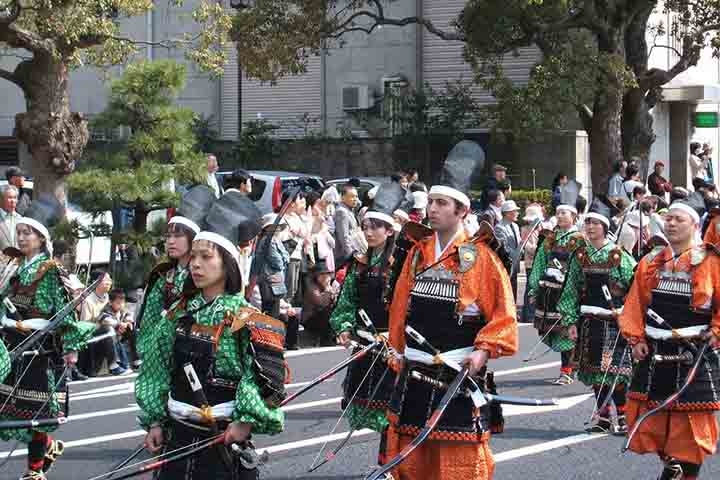Durante o chamado xogunato, longo período em que os chefes militares ocuparam o poder, os samurais preenchiam altos postos e gozavam de grande prestígio social no Japão.
 Reprodução: Flipar