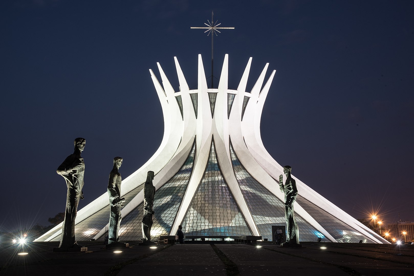 Catedral de Nossa Senhora de Aparecida, em Brasília - Construída a partir de 1958 e inaugurada em 1970.  Reprodução: Flipar